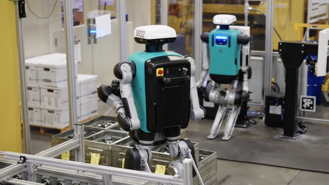 Agility Robotics Digit 人形机器人在工业仓库单元中工作。