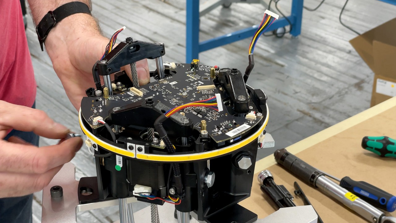 雕塑分解成内部电动组件的图像。